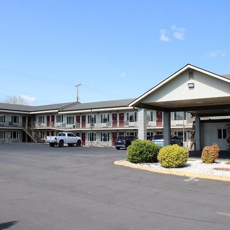 Pine Tree Inn Medford Exterior photo