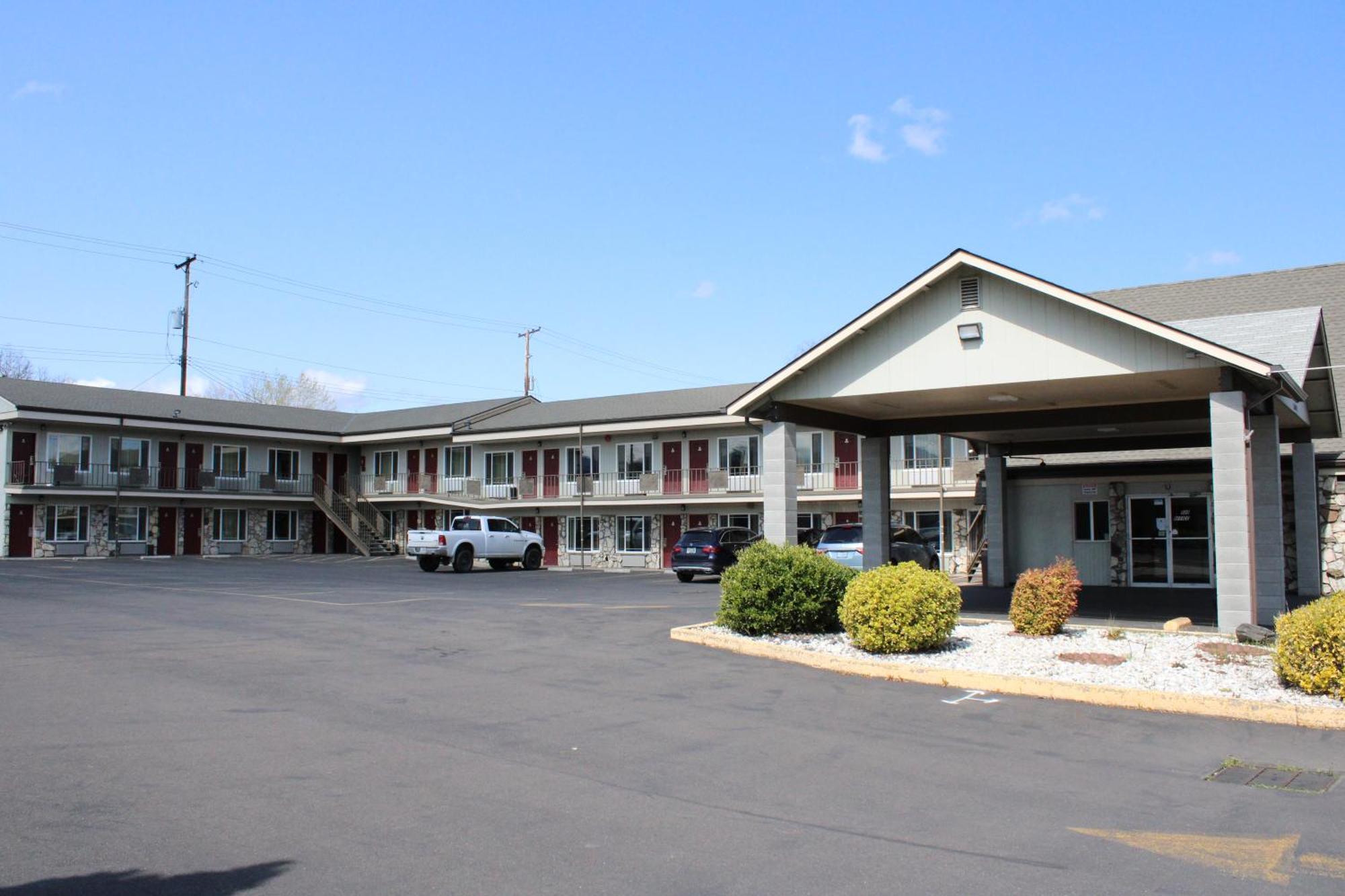 Pine Tree Inn Medford Exterior photo